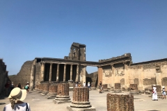 Le esperienze religiose tra attese e mysteria. Visita agli scavi archeologici di Pompei, con particolare attenzione ai luoghi di culto.
