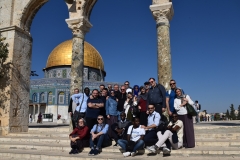 1. Foto di gruppo alla Spianata delle Moschee, sullo sfondo la Cupola della Roccia