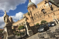 Il racconto dell’arte. La cattedrale di Palermo è stata costruita su una moschea riadattata al culto cristiano. All’interno si possono ancora ammirare archi di stile arabico ed una colonna con iscrizioni in arabo.